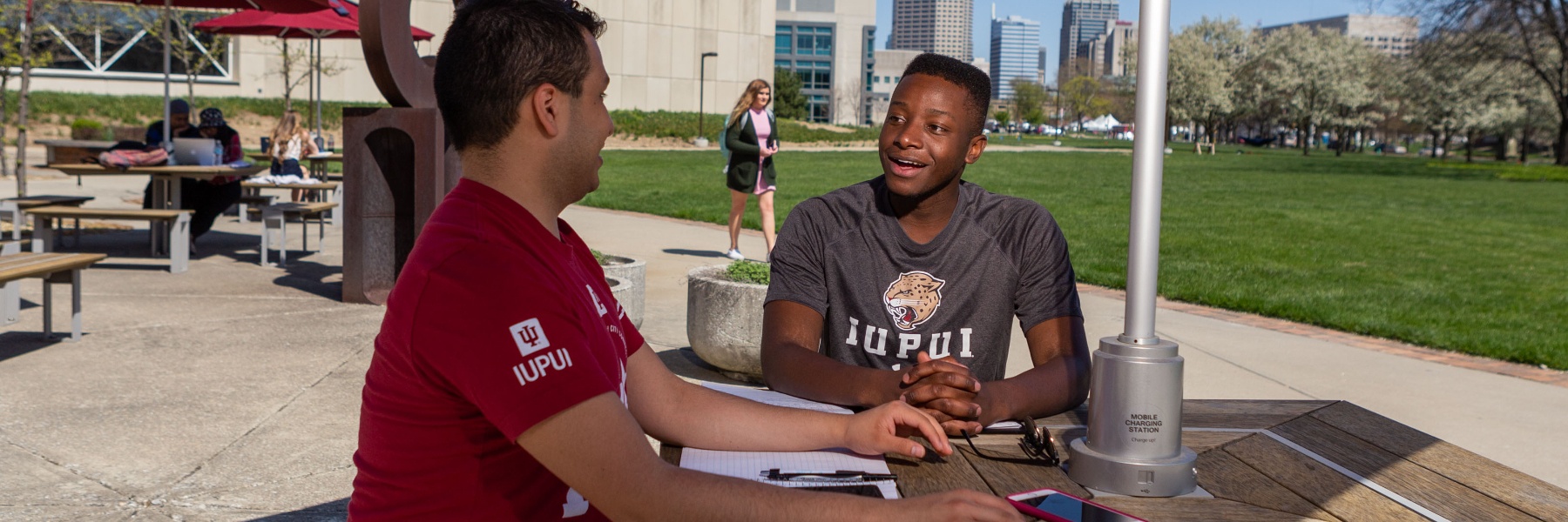 IUPUI student having a meeting with an IUPUI employee while outside